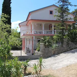  Gostinjska kuća House