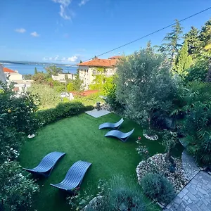  Apartment Urban Oasis